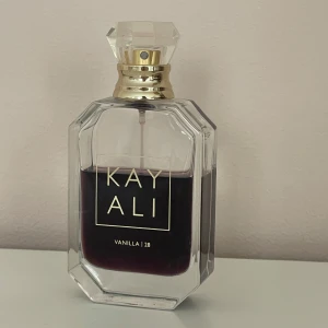 Kayali Vanilla 28 Eau de Parfum - Säljer min Kayali Vanilla 28 parfym då jag inte använder den längre. 50 ml flaska, över hälften kvar. Nypris: 1100kr.