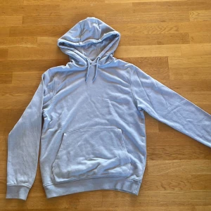 Ljusblå hoodie - Säljer en ljusblå as skön hoodie från dressman i storlek S passar även medium. Väldigt bra skick inga fläckar eller skavanker hör gärna av er vid frågor