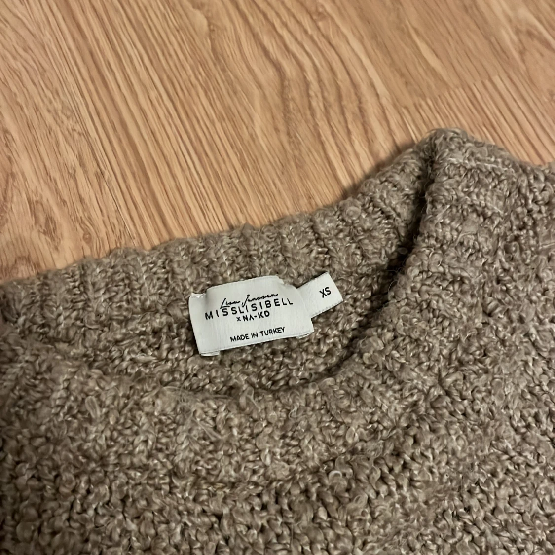 Beige stickad tröja Misslisibell x NA-KD - 2