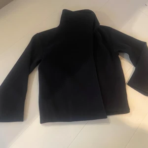 Marinblå kappa - Säljer min marinblå kappa från Gina. Inga tecken på användning. Storlek 146/152 men passar mig som är runt 162 cm lång och bär storlek XS/S