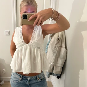 Vit blus - Supersöt vit blus med fina detaljer🙌