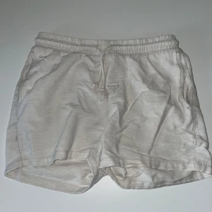 Vita shorts från Clock House med snörning - Snygga vita shorts från Clock House med elastisk midja och snörning framtill. Köpta i Santos, Brasilien för 800 kr, därav P som betyder pequeno (small) . Fortfarande väldigt bra skick! Säljer för 399, priset är självklart diskuterbart! Tveka inte att höra av er med frågor eller önskemål om fler bilder!
