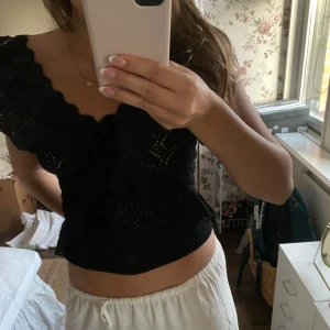 Svart spetsig volangtopp från Zara - En supersöt topp från Zara som inte kommer till användning längre!! Väldigt bra skick🤗