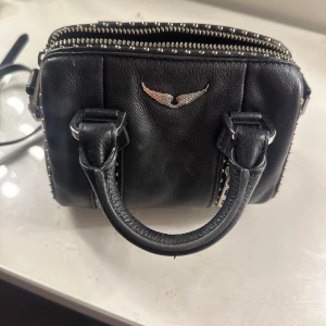 Svart zadig voltaire väska - Säljer min zadig väska då den inte kommer till användning, i bra skick de silvriga detaljerna är lite missfärgade men annars som ny✨