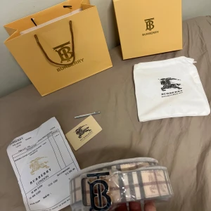 Bälten - Mycket unik och fräscht bälte, både svart och den beigea färgen!