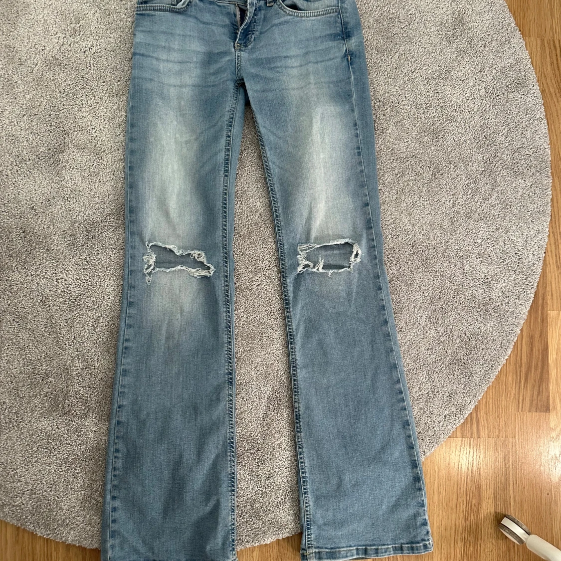 Ljusblå bootcut jeans  - 2