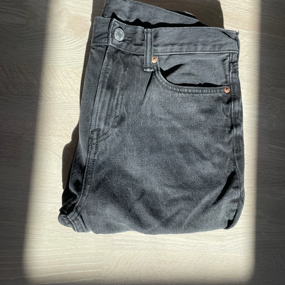 Svarta jeansbyxor med straight fit - 1