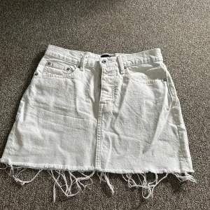 Vit jeanskjol från Lager 157 - Säljer en vit jeanskjol från 157 i storlek S. Fransad kant nedtill. Superbra skick då den endast är använd ungefär 2 gånger då den är för liten. 