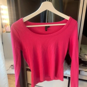 Rosa långärmad topp från H&M - Snygg rosa långärmad topp från H&M med rundad halsringning. Modellen är slim och har en enkel, stilren design utan mönster eller detaljer. Perfekt att matcha med jeans eller kjol för en fräsch look. Materialet är mjuk bomull🩷🩷🩷