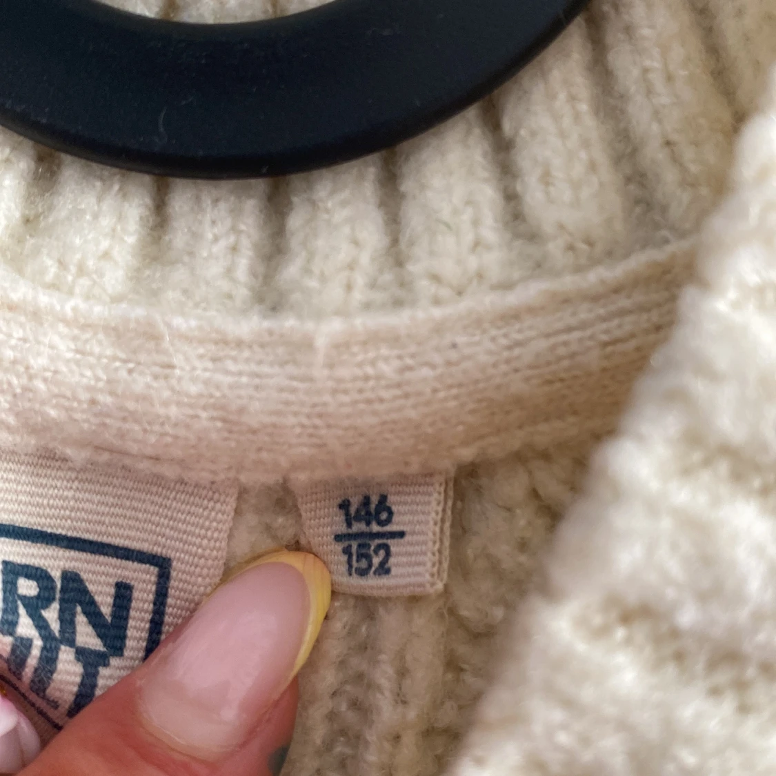 Stickad beige tröja från SRN HLT - 4