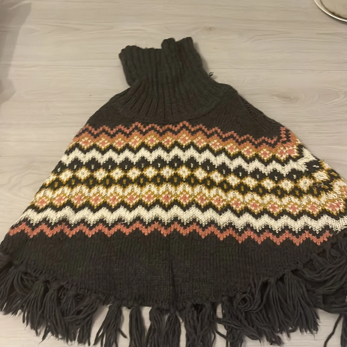 Mönstrad stickad poncho från H&M - 1