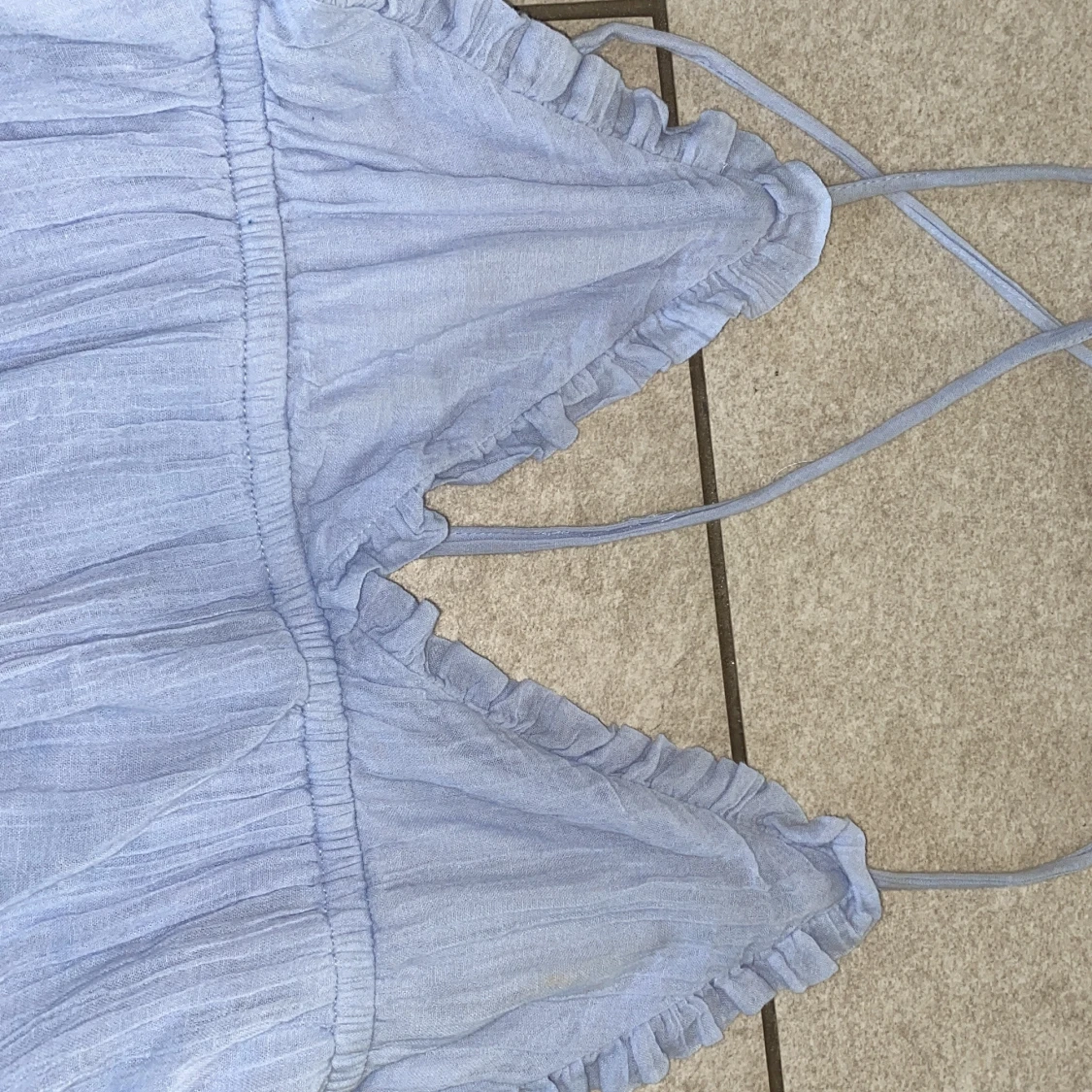 Ljusblå volangklänning från Gina Tricot - 2