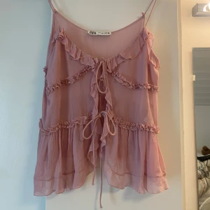 Rosa volangblus från Zara - Köpt för 430 kr och är i nyskick, men har ej kvar lappen😙😙😙💖💖💖Jättefin men är i behov av pengar😔