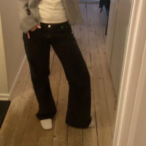 Svarta raka jeans - Säljer ett par svarta jeans från NA-KD i storlek 36. Modellen är låg i midjan, rak och delvis loose. Sista bilden är från hemsidan där de också är väldigt populära. Hör gärna av dig vid eventuella frågor🫶