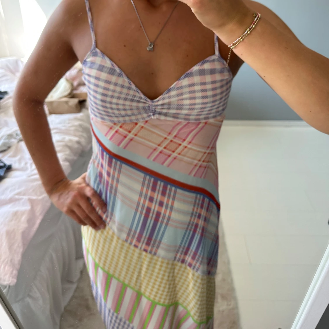 Pastellrutig långklänning med smala axelband - 2