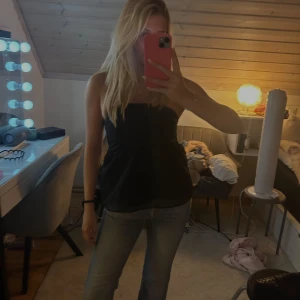 Svart bandautopp i spets - Säljer denna assnygga bandautopp i spetsliknande tyg (se bild 4)🖤Såå fin till fest, har dragkedja på sidan🥰är i mycket bra skick!