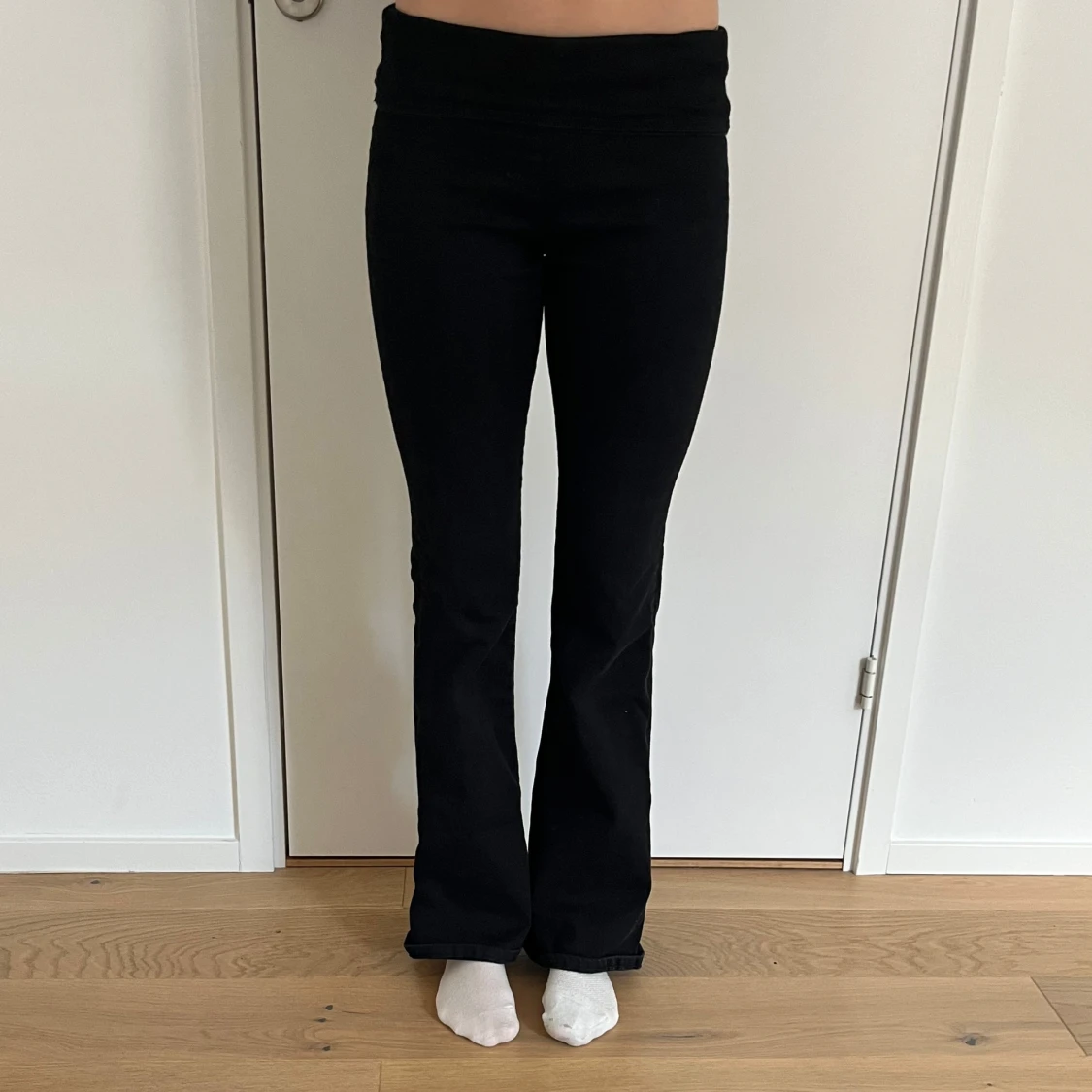 Svarta bootcut jeans från Gina Tricot 