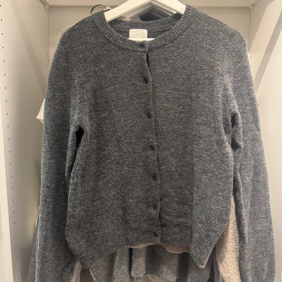 Grå stickad kofta från H&M