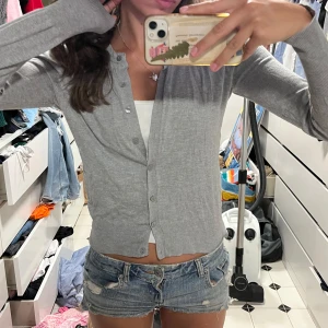 Grå kofta med knappar - Superfin basic grå kofta! 😍😍🩷🩷