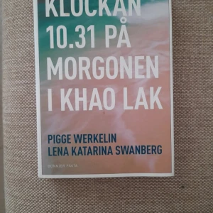 Klockan 10.31 på morgonen i Khao Lak - En gripande bok med färgfoton och personliga berättelser om en familjs resa till Thailand. Perfekt för dig som vill läsa om verkliga händelser och livsöden. Passar unga vuxna som söker starka historier och inspiration. Sista sidan har släppt men inget som påverkar själva boken