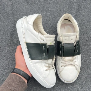  valentino open - Valentino open | size 43,5-44 | skick 6/10 | skorna är repainted! hör av dig vid frågor🤩🤝 köp gärna med instabox eller postnord! 