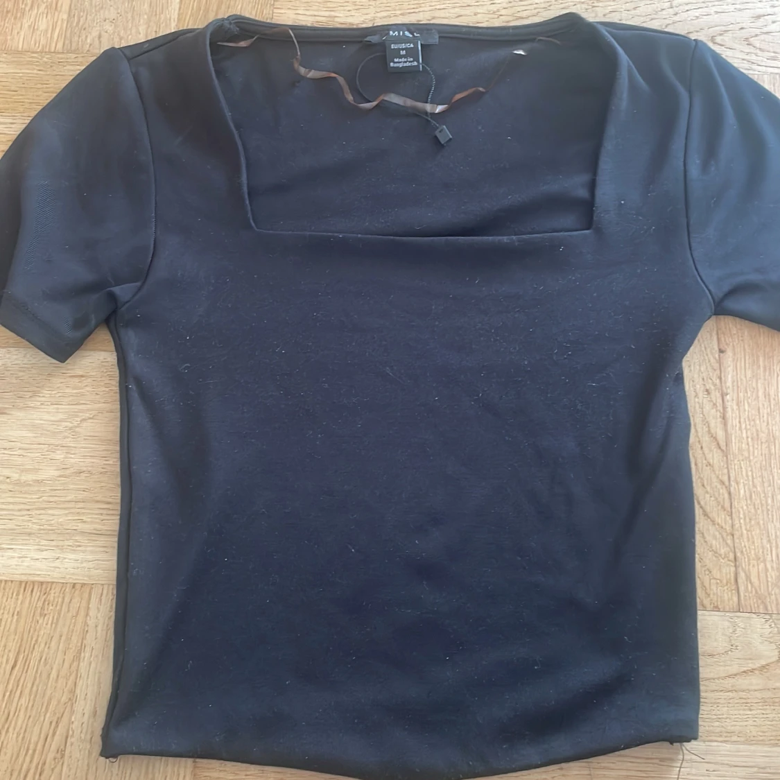 Svart topp med fyrkantig hals från amisu