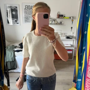 Vit stickad kortärmad tröja H&M XS - Mysig vit stickad tröja från H&M i storlek XS. Tröjan har korta ärmar. Perfekt för dig som gillar enkel och clean stil. Passar till jeans eller kjol. 🤍