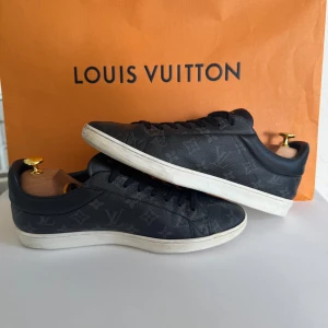 Louis Vuitton Skor - Säljer ett par äkta Louis Vuitton sneakers i storlek UK 8 1/2 vilket motsvarar storlek 43-44 i EU. Lyxig design i svart Monogram Eclipse canvas med vita sulor. Sparsamt använda med minimala märken. Nypris cirka 7 500 kr.  ✅ Skick: Mycket bra ✅ Storlek: EU 43 ✅ Nypris: 7 500 kr ✅ Äkta / Originala  📦 Snabb och säker frakt 💬 Hör gärna av dig vid frågor eller bud! 