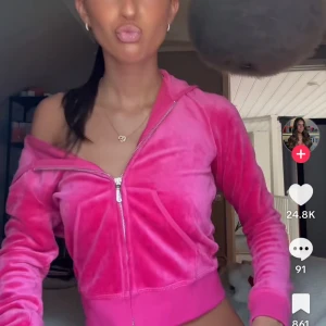 Rosa velour hoodie med dragkedja - Jag säljer en äkta juciy couture zip up, jag har använt den max 5 gånger då jag tycker att den inte passar mig i storleken, jag har den i S men jag brukar ha M. Den är slutsåld i dragkedjan med silver, som är den jag säljer. Den ger av lite vintage juciy vibes och älskar det! Den säljs för 1500kr som ny!