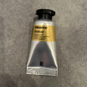 Rabanne ColorShot Cosmic Rave ögonskugga - Metallic flytande ögonskugga från Rabanne i färgen Cosmic Rave. Helt oanvänd och är i färgen 79. Nypriset är ca 400