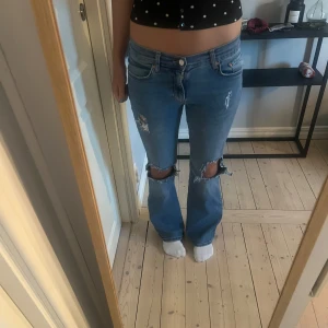 Blå low waist bootcut jeans med hål - Säljer mina blå jeans från Gina tricot, endast använda ett fåtal gånger och har därför inga defekter. Jeansen har låg midja och egengjorda hål, köpta för 500kr💛Skriv privat för fler bilder eller frågor!☺️