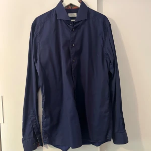 Eton skjorta - | Skjorta från Eton | Storlek:43, passar L-XL | Färg: marinblå | Fint skick, ett litet märke | Mer bilder kan fås | Nypris: 1700kr |