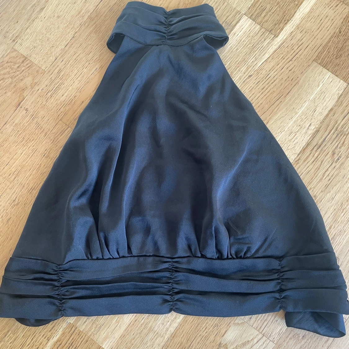 Svart omlott halterneck topp från Gina Tricot