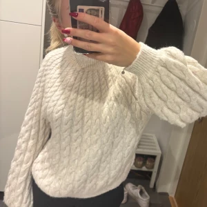  stickad tröja från VILA - Säljer en creme färgad stickad tröja från VILA i storlek S. Tröjan har ett snyggt flätmönster över hela och ribbad lite hög hals. Lite större i ärmarna, använd fåtal gånger så väldigt fint skick🤍💕