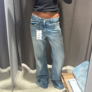 Ljusblå  jeans med slitningar - Säljer dessa jeans wide jeans från Zara. Skriv för fler bilder! Storlek 36, använda 1 gång!