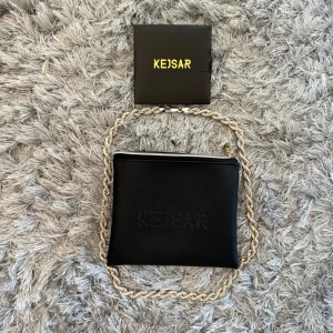 Kejsar halsband i äkta silver - Snyggt Kejsar halsband i äkta 925 silver med tvinnad kedja och robust karbinlås. Kejsar Cordell Halsband 8 mm Maffigt halsband!  Vikt: 118g (925 Sterling Silver)  Längd: 65cm Skick: 9/10 Nypris: 4299kr Pris: 2990kr Frakt: Hemleverat spårbart!📦  100+ referenser tillgängliga, tveka inte meddela ifall du är intresserad! *We are not affiliated with any brands offered!