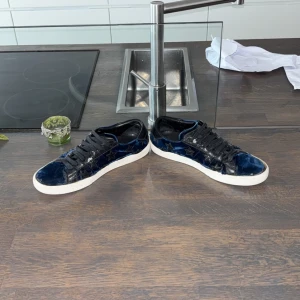 Saint Laurent sneakers - Både extremt unika och väldigt snygga. Storlek 42! Sulan har losstnat lite, därav pris, annars ganska fint skick. Detta påverkar inte funktionen, sulorna sitter hyfsat bra ändå! Hör av er vid funderingar!