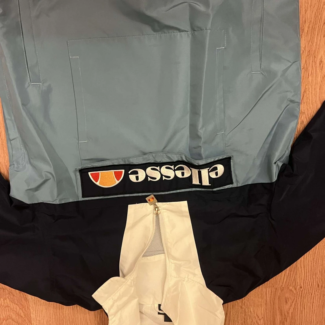 Ellesse vindjacka i blått och vitt