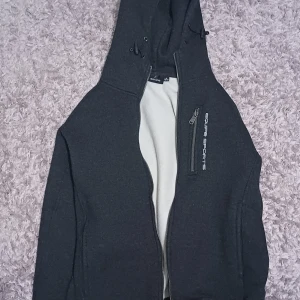 Luvtröja från Equipe - Mysig tröja som passar när man är ute och t.ex rider i skogen när de är kyligare ute. Använd och tvättad sen senaste användningen,, har dock hängt i min garderob i något år