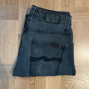 Nudie Jeans - Säljer dessa snygga Nudie jeans för endast 499kr. Skicket är bra, liten defekt längst ner på högra ben men inget som man tänker på (bild 4) (8/10) och är i storlek 31/34. Modellen på jeansen är Grim Tim. Om ni har några frågor så är det bara att höra av sig!!