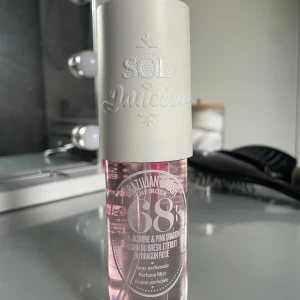 Sol de Janeiro  68  - Fräsch och tropisk body mist från Sol de Janeiro, Cheirosa 68 Brazilian Crush. Doft av brasiliansk jasmin och pink dragonfruit. 90ml och är bara använd några få gånger 💞