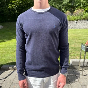 Marinblå Ralph Lauren tröja  - Marinblå Ralph lauren tröja || Storlek XS || Tröjan  är i bra skick, däremot nopprig och urtvättad || Mitt pris 599kr || Modellen på bilden är 170cm och väger 62kg || Tveka inte på att höra av dig vid frågor eller funderingar 