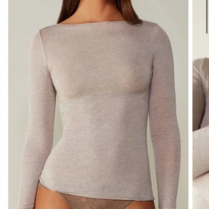 Intimissimi tröja - Säljer denna beiga fina tröja i modalkashmir från Intimissimi. Väldigt sparsamt använd, superfint skick. Säljer då den inte kommer till användning. Nypris: 449kr. Hör av dig vid funderingar💕