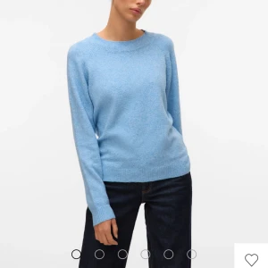 Ljusblå stickad tröja Vero Moda - Superfin ljusblå stickad tröja från Vero Moda i storlek XS. Tröjan har rund hals, ribbade muddar och lång ärm. Säljer då den inte används, men den är i nyskick💕 pris kan diskuteras och jag säljer även en rosa, om man köper båda får man båda två för 199kr🩷 skriv för fler bilder och pris kan diskuteras 💗💗