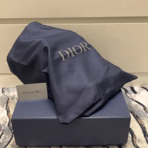 Sneakers i blått och grått - Säljer ett par snygga sneakers med chunky sula, mesh i ljusblått och vitt, samt detaljer i grått och vitt skinn. Skorna har snörning och coola svarta dragflikar bak. Perfekt för dig som gillar exklusiv streetstyle och vill sticka ut med lyxiga detaljer.