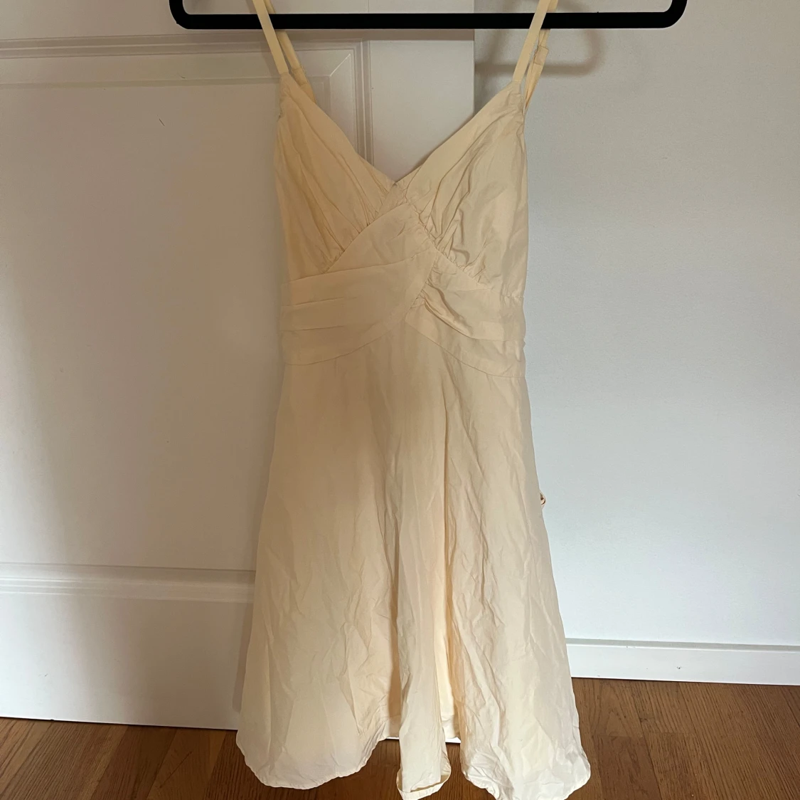 Ljusgul kort klänning med omlott och knyt - 2