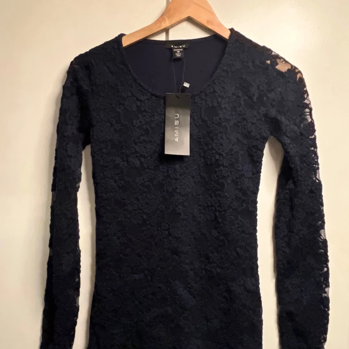 Marinblå spetsklänning från Amisu XS - 1