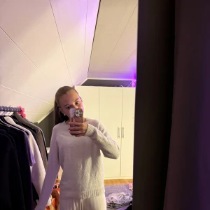 Stickad tröja  - Mysig vit stickad tröja från Vero Moda med rund hals och ribbade muddar vid ärmslut och nederkant. Tröjan har en enkel och clean look, perfekt för lager-på-lager och chill dagar. Långärmad och är i mjukt material som känns skönt mot huden.