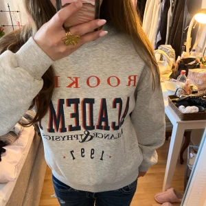 Grå sweatshirt från Gina Tricot - Inga defekter💘💘