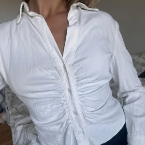Figursydd vit skjorta - Från Zara! Storleken är M, denna skjorta är svår att få en bra bild på men sitter väldigt fint. Mycket bra skick! Jag fraktar gärna - köparen står för frakten, annars hämtas skjortan upp i Tyresö/Globen 💞